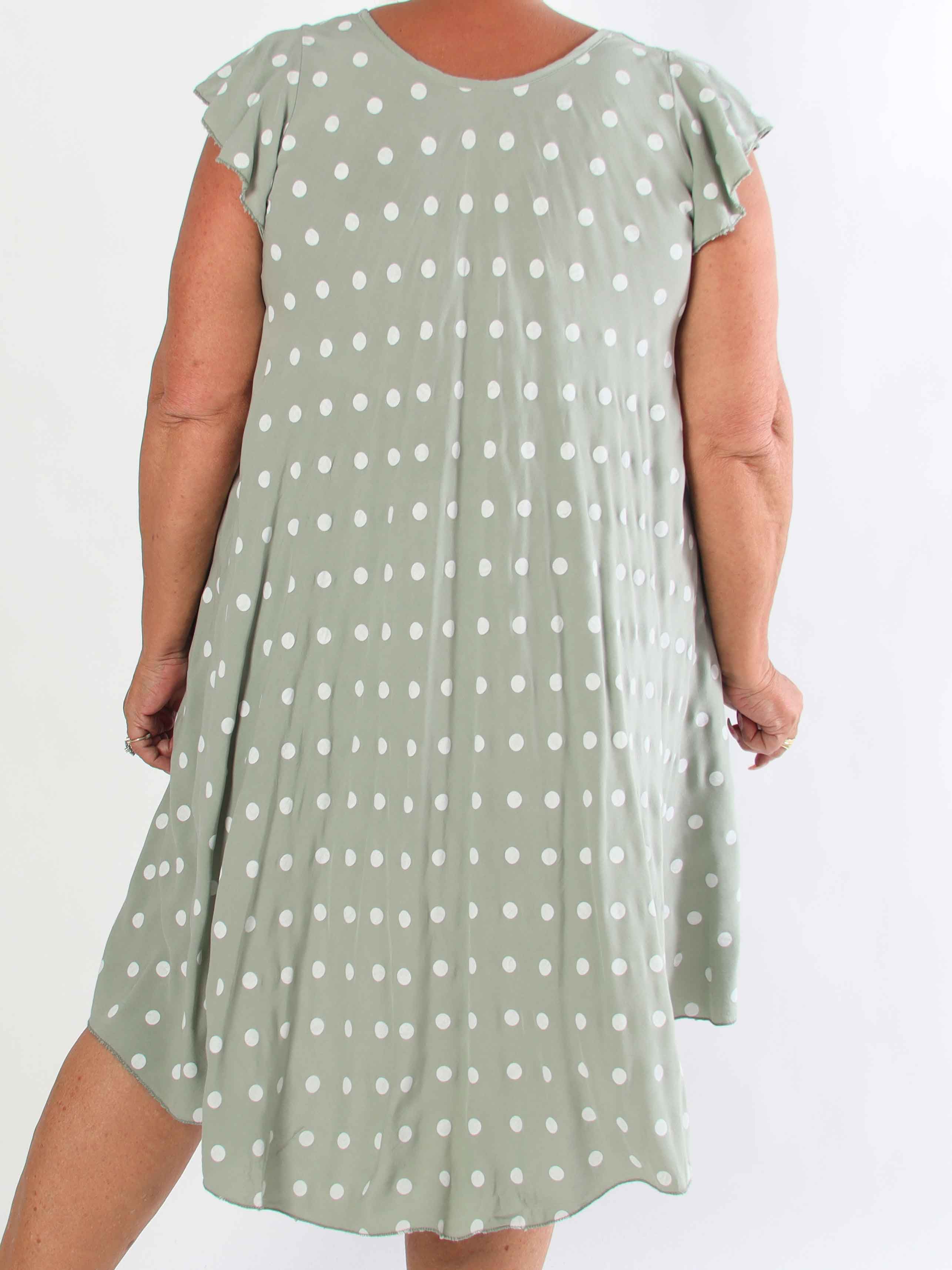 Elinora - Feminin plus size kjole i blød viskose med fine prikker og elegante flæseærmer